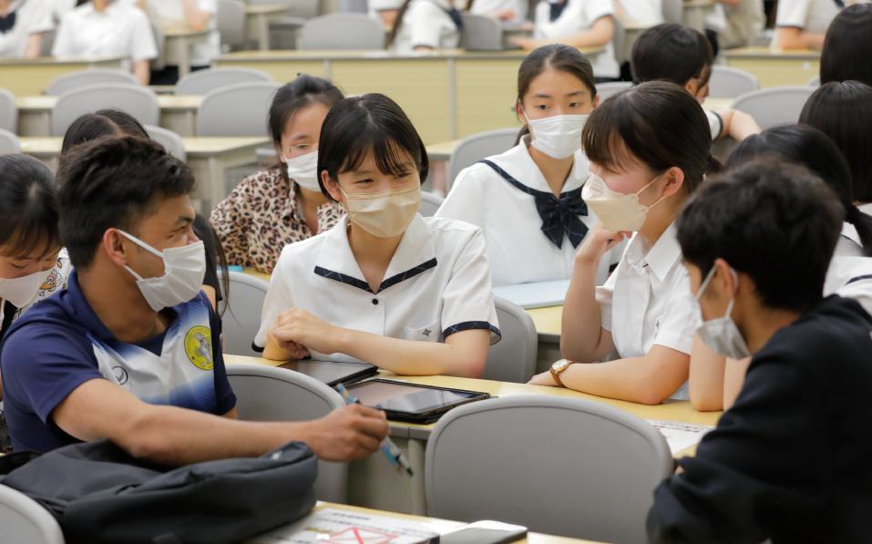 鎮西学院大学留学生交流及び外国人教授による英語特別講義