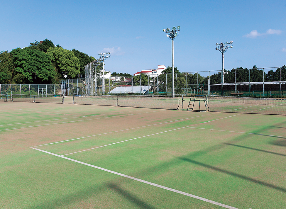 テニスコート(砂入り人工芝4面・ナイター設備完備)